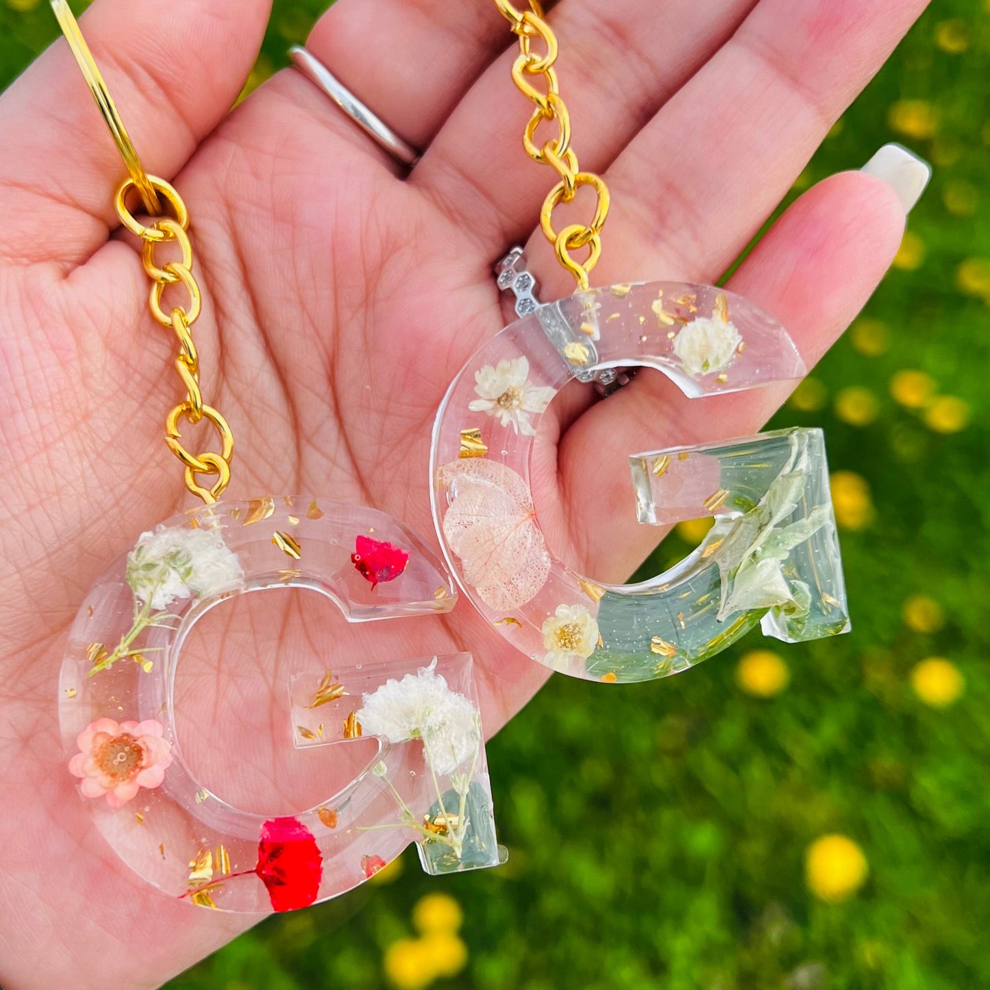 Personalized Letter Keychain – Made with Real Dried Flowers