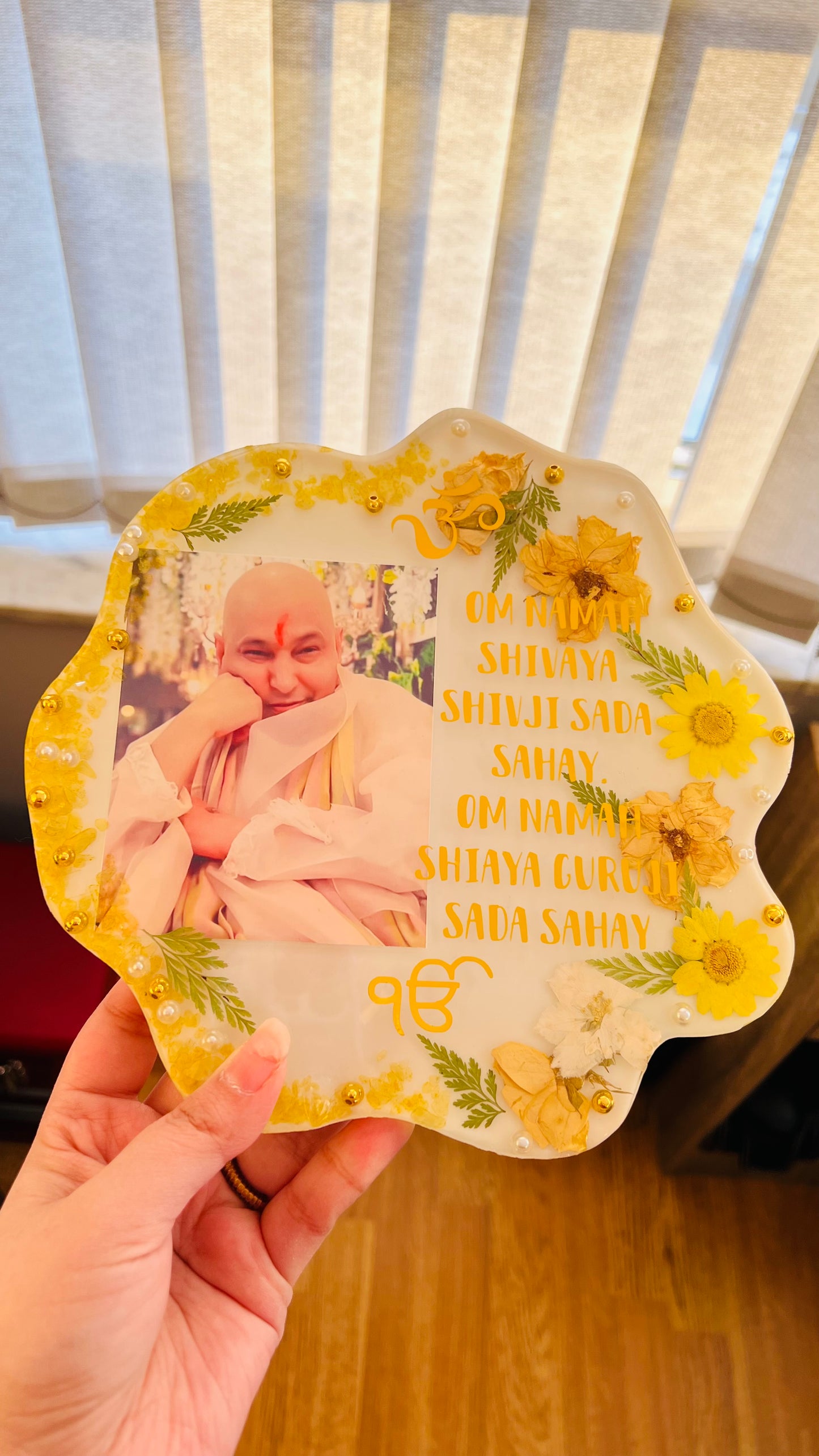 Custom Flower Preservation Frame – 6-7 Inch with Gold Metal Stand