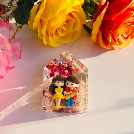 Handmade Couple Miniature Resin Decor – House-Shaped Keepsake with Flowers & Guitar | Romantic Gift