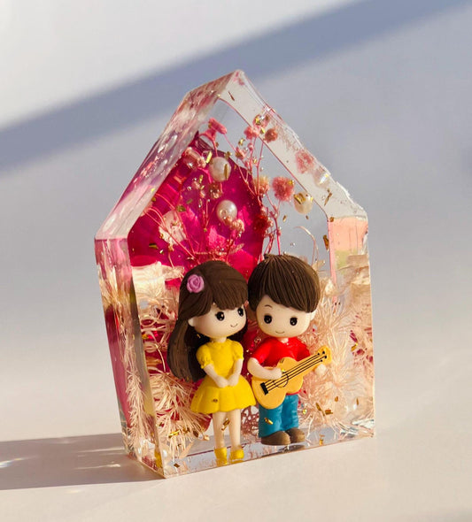Handmade Couple Miniature Resin Decor – House-Shaped Keepsake with Flowers & Guitar | Romantic Gift