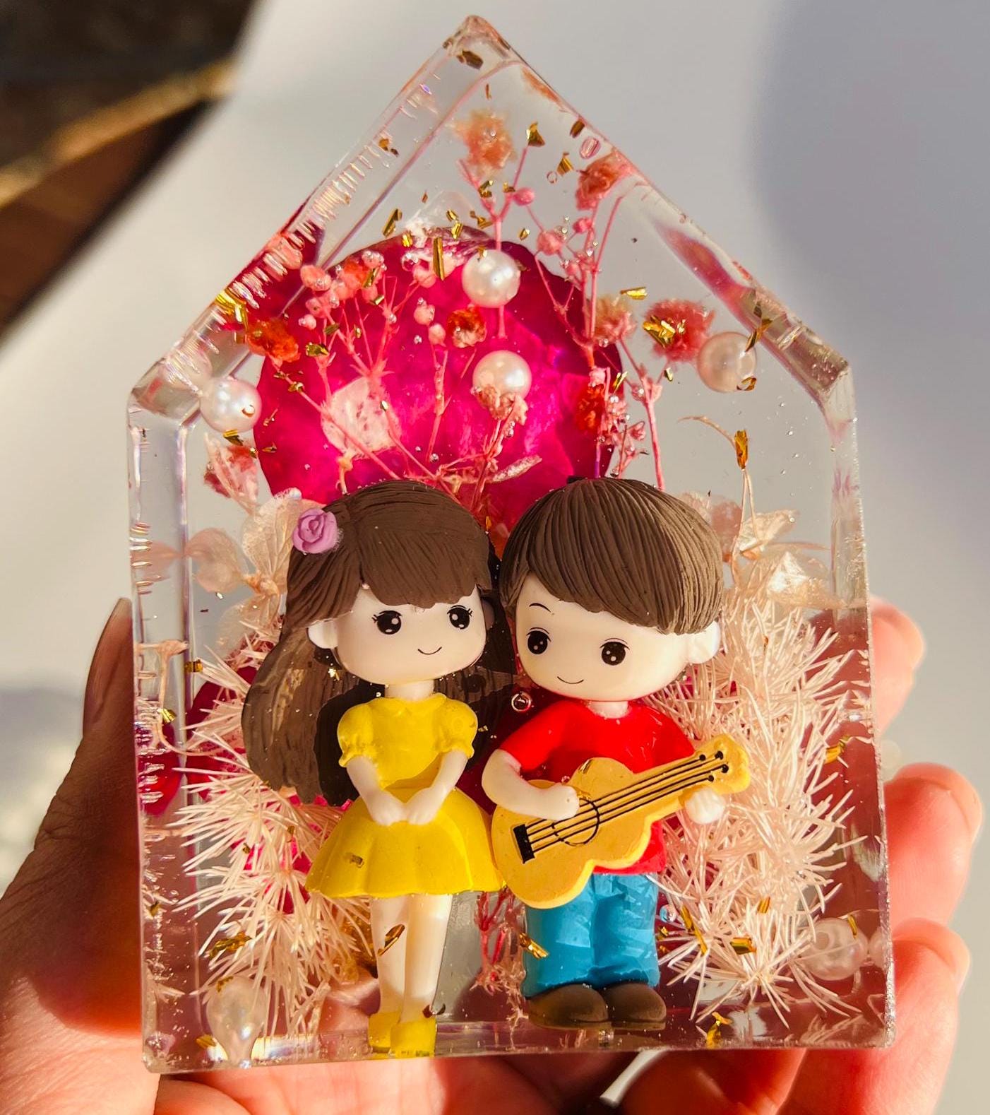 Handmade Couple Miniature Resin Decor – House-Shaped Keepsake with Flowers & Guitar | Romantic Gift